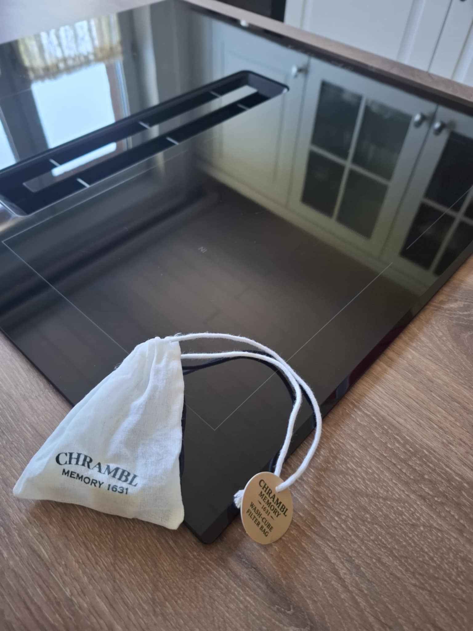 Glänzend sauber: Der Chrambl® Multi-Wasch Würfel für Glas und Ceranfeld