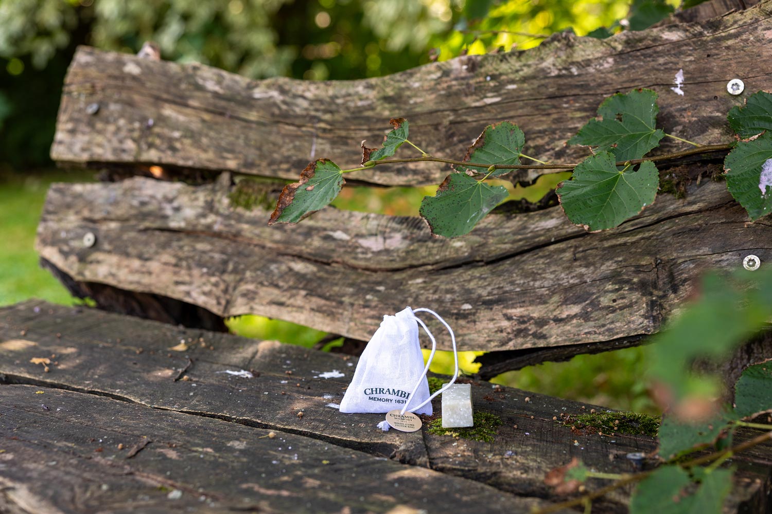 Baumwollfilterbeutel auf Sitzbank und Waschwürfel